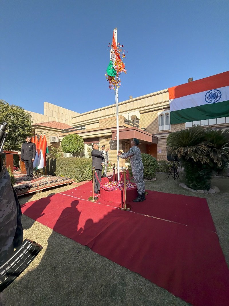 On the occasion of the 77th Republic Day of India, Ambassador Shri Soumen Bagchi unfurled the National Tricolour, followed by the singing of the National Anthem, and read out excerpts from the Hon’ble Rashtrapatiji’s Address to the Nation. A Yoga Convocation Ceremony was also held to felicitate successful participants of the Embassy’s Yoga courses. The event was attended by around 150 guests, including members of the Indian diaspora, yoga enthusiasts, and Iraqi friends of India.