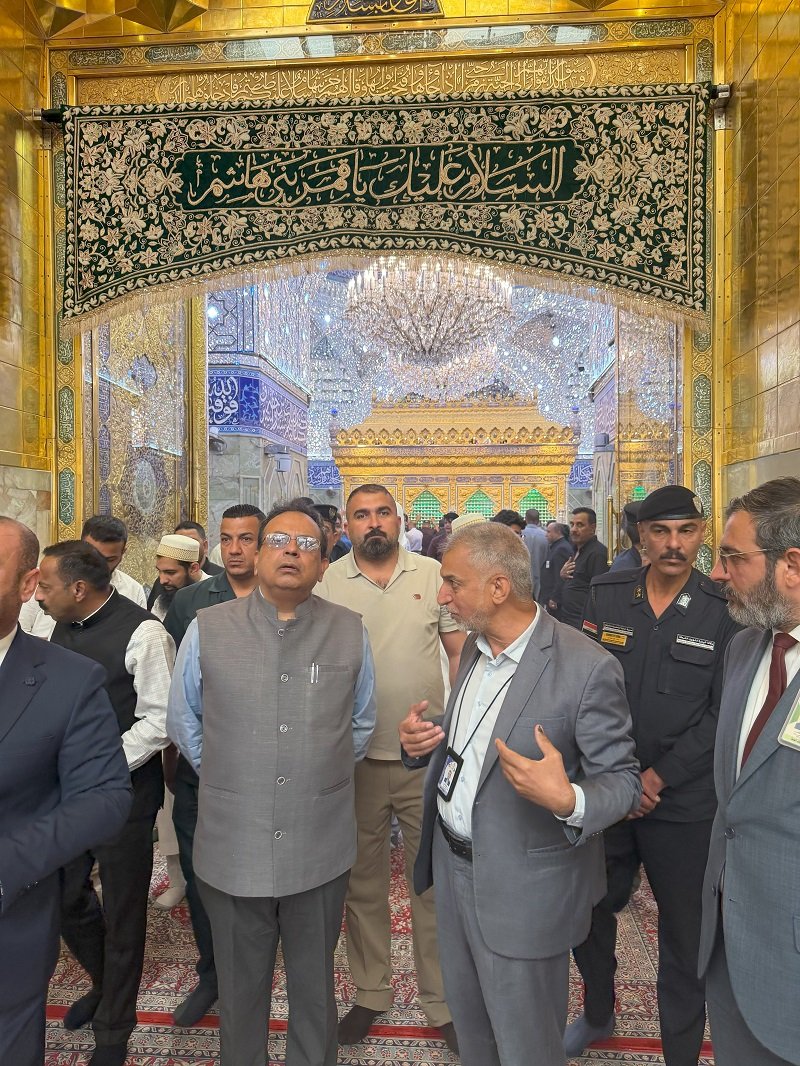 Ambassador Soumen Bagchi visited the Holy Shrine of Imam Abbas at Karbala.  He was welcomed by Dr. Afdal Al-Shami, Member of Board of Directors of the Shrine administration and Mr. Muhammad Ali Azhar Al-Shammari, head of the Public Relations Department.