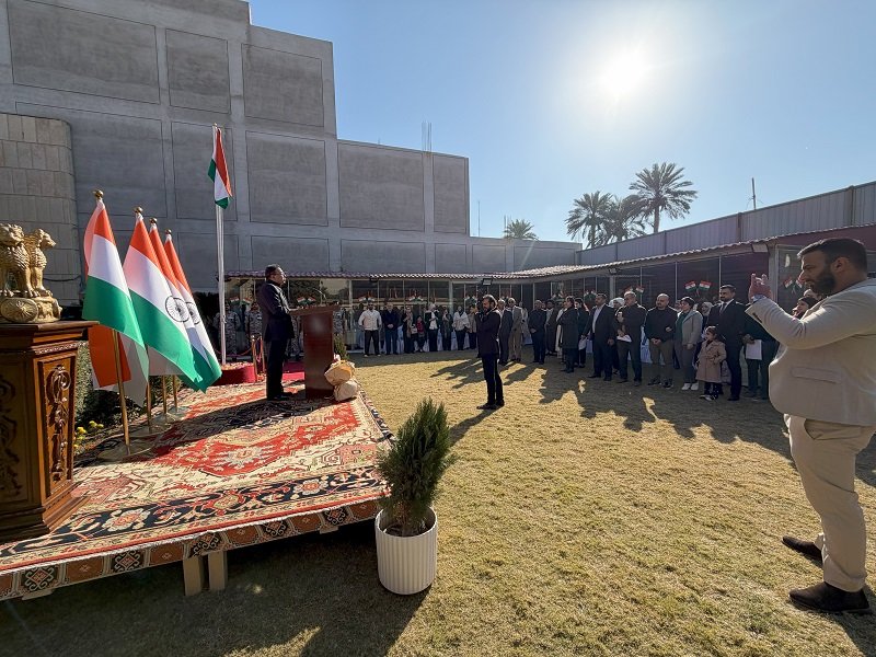 On the occasion of the 77th Republic Day of India, Ambassador Shri Soumen Bagchi unfurled the National Tricolour, followed by the singing of the National Anthem, and read out excerpts from the Hon’ble Rashtrapatiji’s Address to the Nation. A Yoga Convocation Ceremony was also held to felicitate successful participants of the Embassy’s Yoga courses. The event was attended by around 150 guests, including members of the Indian diaspora, yoga enthusiasts, and Iraqi friends of India.