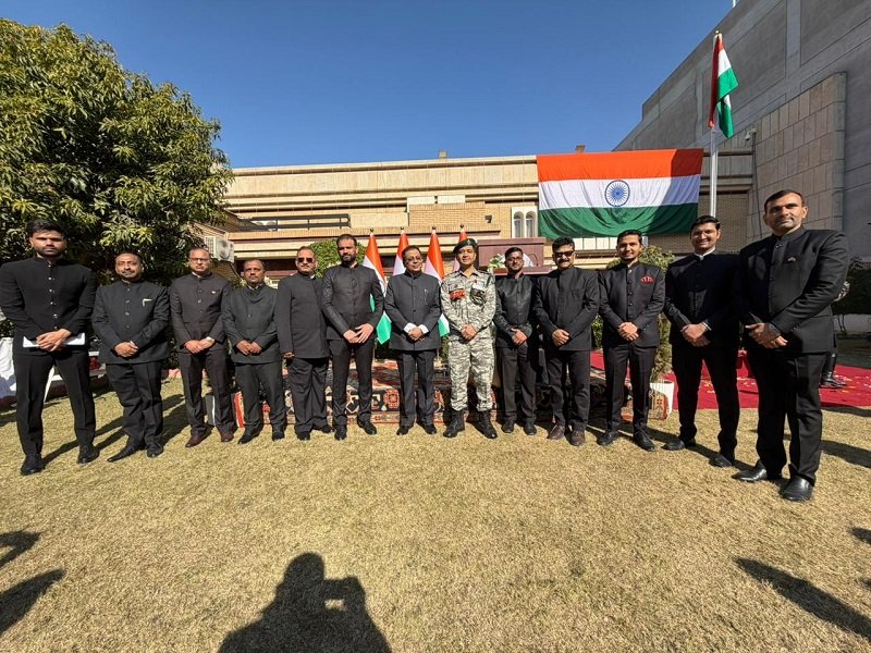On the occasion of the 77th Republic Day of India, Ambassador Shri Soumen Bagchi unfurled the National Tricolour, followed by the singing of the National Anthem, and read out excerpts from the Hon’ble Rashtrapatiji’s Address to the Nation. A Yoga Convocation Ceremony was also held to felicitate successful participants of the Embassy’s Yoga courses. The event was attended by around 150 guests, including members of the Indian diaspora, yoga enthusiasts, and Iraqi friends of India.