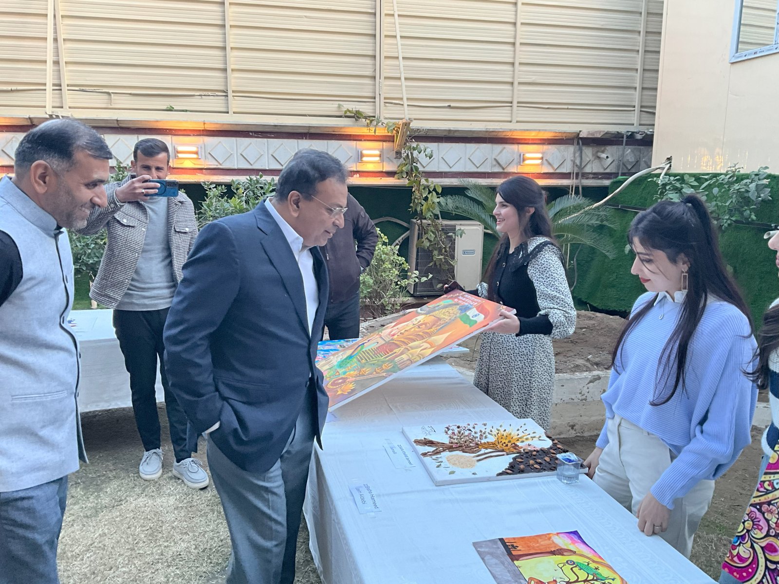 भारतीय दूतावास, बगदाद द्वारा 19 जनवरी 2026 को विश्व हिंदी दिवस हर्षोल्लास के साथ मनाया गया। समारोह में भारतीय प्रवासी, भारतीय मूल के नागरिक, हिंदी प्रेमी तथा इराक़ी योग छात्रों ने भाग लिया। बगदाद के अलावा नजफ़ और कर्बला से भी प्रतिभागी शामिल हुए। इस अवसर पर निबंध, पोस्टर, स्लोगन, आशु भाषण, कविता लेखन एवं पाठ की प्रतियोगिताएँ आयोजित की गईं तथा एक इराक़ी कलाकार ने बॉलीवुड गीत प्रस्तुत किया। भारत के माननीय राजदूत ने सभी को संबोधित करते हुए विश्व हिंदी दिवस की शुभकामनाएँ दीं और विजेताओं को बधाई दी।