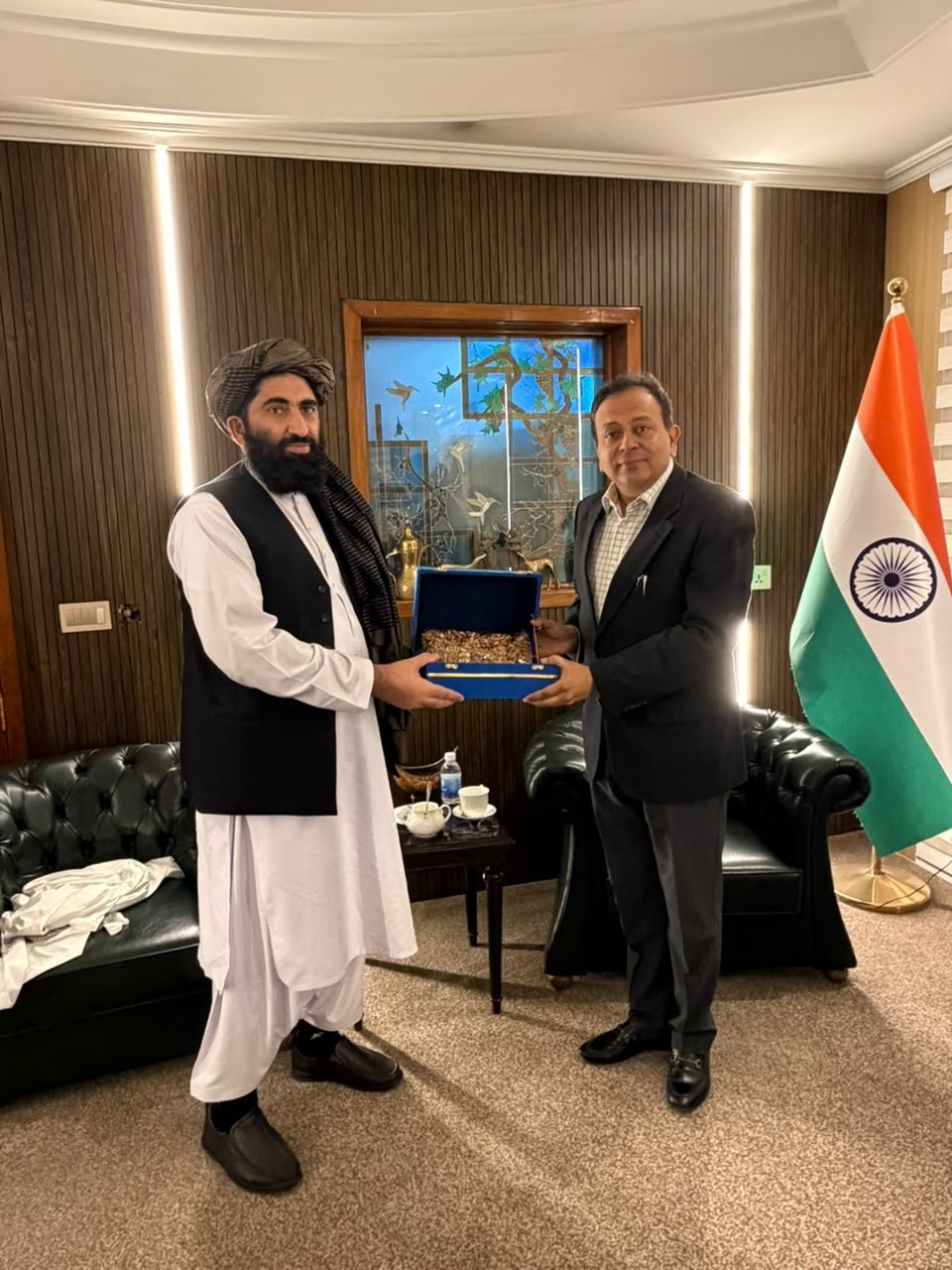 Mr. Mohammed Shuaib Shafiq, Cd’A a.i. Embassy of Afghanistan in Iraq, called on Ambassador Soumen Bagchi today at the Embassy
