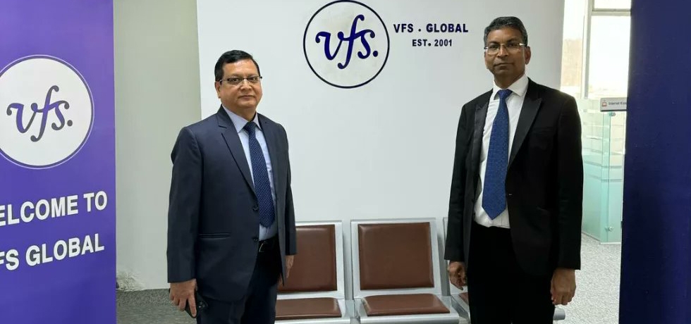  Ambassador Prashant Pise visited VFS Global Centre - Basra which is providing Indian visa and consular services and interacted with customers and VFS staff.
